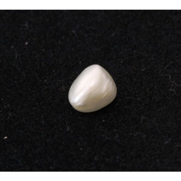 1.95 Carats Natural White Basra Pearl 8.40x6.93x5.37