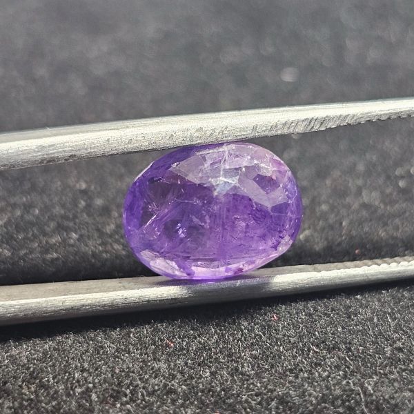 5.00 Carats Natural violet Sapphire 10.99 x 5.40 x 8.53 mm